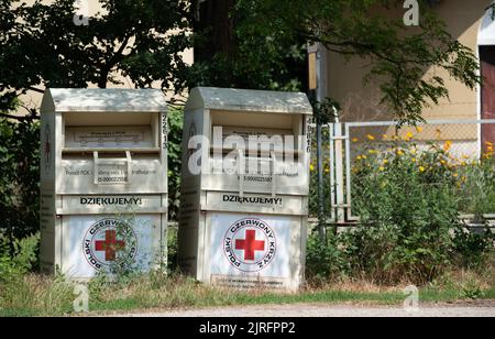 Zegrze, Pologne - 4 juillet 2022 - Croix-Rouge polonaise, récipients pour vêtements d'occasion. Collection de vêtements pour ceux qui en ont besoin. Banque D'Images