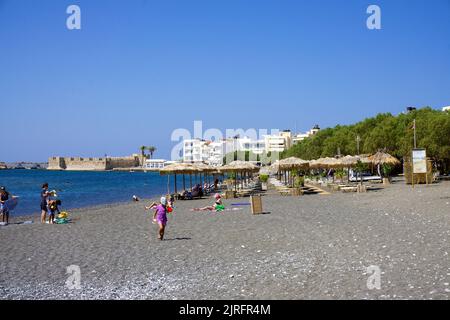 Badestrand und die historische venetianische Festung in Ierapetra, der suedlichsten Stadt Griechenlands, Kreta, Griechenland, Europa | Plage de baignade a Banque D'Images