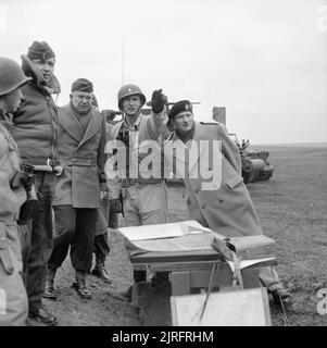 Les préparatifs des Alliés pour le D-day un agent réservoir nous rappelle l'objectif de hauts commandants alliés au cours d'une démonstration de tir par 33e régiment blindé, US 3e Division blindée, dans l'ouest de la plage d'artillerie vers le bas dans le Wiltshire, 26 février 1944. De gauche à droite : l'Air Chief Marshal Sir Arthur Tedder, le général Dwight D. Eisenhower et le Général Sir Bernard Montgomery. Banque D'Images