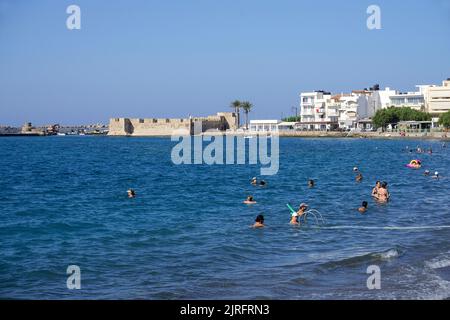 Plage de baignade et forteresse vénitienne historique à Ierapetra, la ville la plus méridionale de Grèce, Crète, Grèce, Europe Banque D'Images