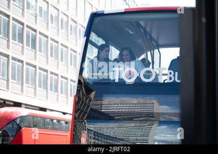 LONDRES - 20 mai 2022: Touristes sur le pont supérieur de Londres Double Decker bus Banque D'Images