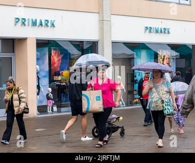 Truro,UK,24th août 2022,Truro était occupé avec des acheteurs lors d'une journée de marché sombre et pluvieux. Les prévisions sont pour de fortes précipitations, 18C et une douce brise, les précipitations sont beaucoup nécessaires dans les Cornouailles comme une interdiction d'Hosepipe a été introduite dans le Sud-Ouest hier. Le centre-ville était plus occupé que d'habitude avec les gens du coin et les vacanciers.Credit: Keith Larby/Alay Live News Banque D'Images