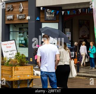 Truro,UK,24th août 2022,Truro était occupé avec des acheteurs lors d'une journée de marché sombre et pluvieux. Les prévisions sont pour de fortes précipitations, 18C et une douce brise, les précipitations sont beaucoup nécessaires dans les Cornouailles comme une interdiction d'Hosepipe a été introduite dans le Sud-Ouest hier. Le centre-ville était plus occupé que d'habitude avec les gens du coin et les vacanciers.Credit: Keith Larby/Alay Live News Banque D'Images