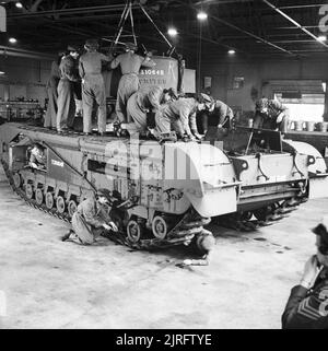 Auxiliary Territorial Service (ATS) les femmes qui travaillent sur un char Churchill lors d'un Royal Army Ordnance Corps depot, 10 octobre 1942. L'Auxiliary Territorial Service (ATS) : ATS travaillant sur un char Churchill à un dépôt Royal Army Ordnance Corps. La photographie montre l'orientation des femmes la tourelle en position. De nombreux STA a travaillé avec le REME nouvellement formé sur l'emploi de ce genre. Banque D'Images