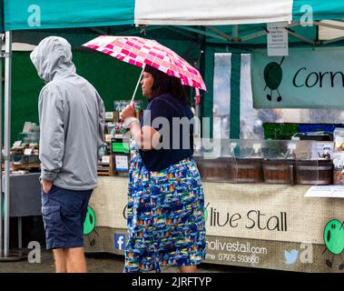 Truro,UK,24th août 2022,Truro était occupé avec des acheteurs lors d'une journée de marché sombre et pluvieux. Les prévisions sont pour de fortes précipitations, 18C et une douce brise, les précipitations sont beaucoup nécessaires dans les Cornouailles comme une interdiction d'Hosepipe a été introduite dans le Sud-Ouest hier. Le centre-ville était plus occupé que d'habitude avec les gens du coin et les vacanciers.Credit: Keith Larby/Alay Live News Banque D'Images