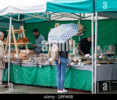 Truro,UK,24th août 2022,Truro était occupé avec des acheteurs lors d'une journée de marché sombre et pluvieux. Les prévisions sont pour de fortes précipitations, 18C et une douce brise, les précipitations sont beaucoup nécessaires dans les Cornouailles comme une interdiction d'Hosepipe a été introduite dans le Sud-Ouest hier. Le centre-ville était plus occupé que d'habitude avec les gens du coin et les vacanciers.Credit: Keith Larby/Alay Live News Banque D'Images