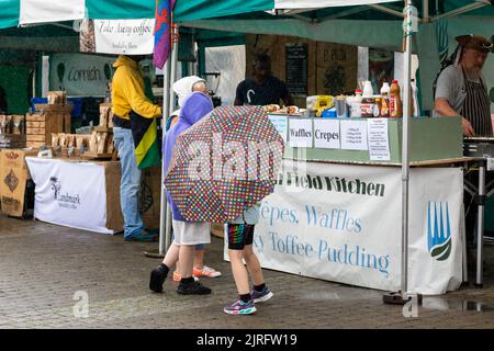 Truro,UK,24th août 2022,Truro était occupé avec des acheteurs lors d'une journée de marché sombre et pluvieux. Les prévisions sont pour de fortes précipitations, 18C et une douce brise, les précipitations sont beaucoup nécessaires dans les Cornouailles comme une interdiction d'Hosepipe a été introduite dans le Sud-Ouest hier. Le centre-ville était plus occupé que d'habitude avec les gens du coin et les vacanciers.Credit: Keith Larby/Alay Live News Banque D'Images