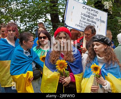 Édimbourg, Calton Hill, Écosse, Royaume-Uni. 24th août 2022. Événement marquant le 31st anniversaire de l'indépendance de l'Ukraine. À Édimbourg, les gens se sont réunis au Panel de Saint Wolodymyr aux marches de Calton Hill, sur Regent Road, à 1pm, où des bouquets de tournesols ont été posés. Edimbourg est une ville jumelle de Kiev, il était probable qu'il y aurait une couverture médiatique internationale qui serait vue de nouveau en Ukraine. Credit: ArchWhite/alamy Live news. Banque D'Images