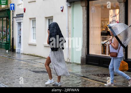 Truro,UK,24th août 2022,Truro était occupé avec des acheteurs lors d'une journée de marché sombre et pluvieux. Les prévisions sont pour de fortes précipitations, 18C et une douce brise, les précipitations sont beaucoup nécessaires dans les Cornouailles comme une interdiction d'Hosepipe a été introduite dans le Sud-Ouest hier. Le centre-ville était plus occupé que d'habitude avec les gens du coin et les vacanciers.Credit: Keith Larby/Alay Live News Banque D'Images