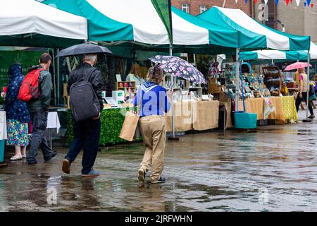 Truro,UK,24th août 2022,Truro était occupé avec des acheteurs lors d'une journée de marché sombre et pluvieux. Les prévisions sont pour de fortes précipitations, 18C et une douce brise, les précipitations sont beaucoup nécessaires dans les Cornouailles comme une interdiction d'Hosepipe a été introduite dans le Sud-Ouest hier. Le centre-ville était plus occupé que d'habitude avec les gens du coin et les vacanciers.Credit: Keith Larby/Alay Live News Banque D'Images