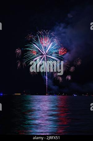 Les feux d'artifice sont fermés au-dessus du lac Michigan, à côté du centre-ville de Chicago Banque D'Images