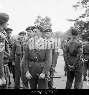 Les généraux britanniques 1939-1945 Le Major-général Sir Robert 'Lucky' Laycock (1907 - 1968) : Laycock, chef des opérations combinées, parler aux commandos Marine au cours d'une inspection peu avant le jour "J". Banque D'Images