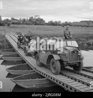 L'armée britannique dans le Royaume-Uni de 1939 à 1973 Mercedes-Benz C8 'Quad' et tracteur d'artillerie canon de 25 de campagne de traverser un pont de bateaux à Slaght Bridge à Antrim, en Irlande du Nord, 26 juin 1942. Banque D'Images