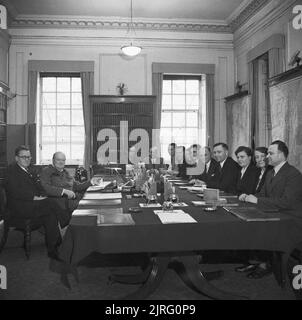 Personnalités politiques britanniques 1936-1945 Le gouvernement de coalition de Churchill 11 mai 1940 - 23 mai 1945 : Herbert Morrison, le ministre de l'intérieur, de la sécurité (sur la gauche de la photo) avec le Premier ministre britannique Winston Churchill lors d'une réunion avec les délégués syndicaux soviétique qui a eu lieu au 10 Downing Street. Banque D'Images