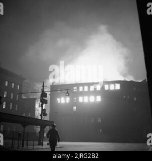 Le Blitz de Manchester bâtiments entourant une station de bus dans la région de Manchester à brûler après un raid aérien allemand dans la nuit du 23 décembre 1940. Banque D'Images