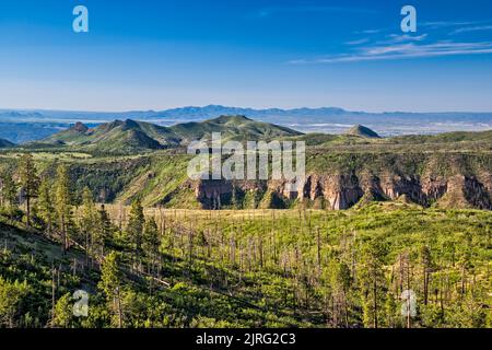 Cañon de los Frijoles, massif du Saint Peters Dome derrière, montagnes Jemez, vue de la route NM-4 près de Los Alamos, Nouveau-Mexique, Etats-Unis Banque D'Images