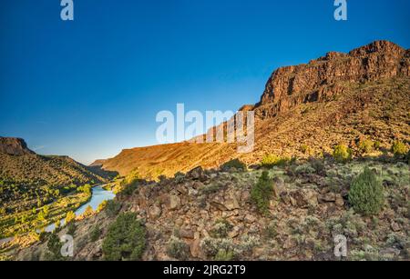 Gorge du Rio Grande, vue depuis la route NM-567, zone de jonction de Taos, zone de loisirs d'Orilla Verde, monument national du Rio Grande del Norte, Nouveau-Mexique, États-Unis Banque D'Images