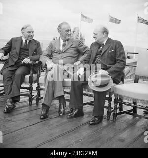 Le premier ministre canadien Mackenzie King, avec le président Franklin D. Roosevelt et Winston Churchill, au cours de la Conférence de Québec, 18 août 1943. Le premier ministre canadien Mackenzie King, président des États-Unis d'Amérique, Franklin D. Roosevelt et le Premier ministre britannique Winston Churchill dans la conversation lors de la conférence de Québec, le 18 août 1943. Banque D'Images