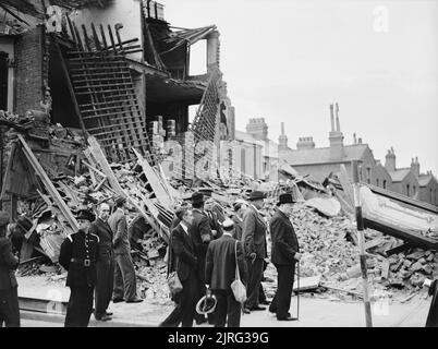 Visite de Winston Churchill à la bombe des zones endommagées de l'East End de Londres, 8 septembre 1940. Le Premier ministre britannique Winston Churchill ont bombardé des visites des immeubles dans l'East End de Londres, le 8 septembre 1940. Banque D'Images