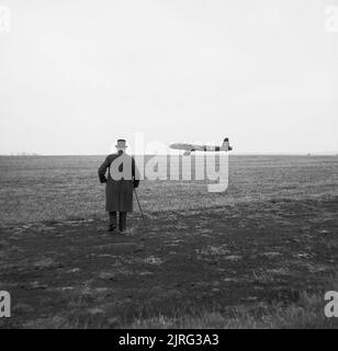 Winston Churchill visionner une courte bombardier Stirling de l'escadron no 7 au décollage, 6 juin 1941. Le premier ministre Winston Churchill montres un court de bombardiers lourds Stirling No 7 e Escadron de la Royal Air Force. Les quatre-moteur Stirling court d'abord vu le service en août 1940 mais son plafond opérationnel relativement faible de 17 000 pieds, il a été plus vulnérables aux défenses de l'ennemi de l'Halifax et Lancaster. Banque D'Images