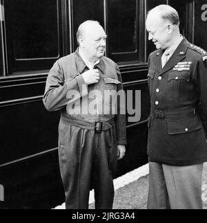 Winston Churchill, montre son fameux 'siren' conviennent au général Dwight D. Eisenhower, lors d'une tournée d'Allied Forces d'invasion dans le Kent, le 12 mai 1944. Home Front : Churchill démontrant la fermeture éclair sur son fameux costume de sirène au général Dwight D. Eisenhower. Photographie prise lors de leur tournée des troupes pour la préparation d jour près de Lydd et Hastings, dans le Kent. Banque D'Images