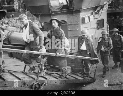 Des soldats britanniques blessés évacués de Dunkerque font leur chemin vers le haut de la gangpland d'un destroyer à Douvres, le 31 mai 1940. Les soldats britanniques 'marchant blessés' font leur chemin vers le haut de la gangplank d'un destroyer, Douvres, 31 mai 1940. Banque D'Images