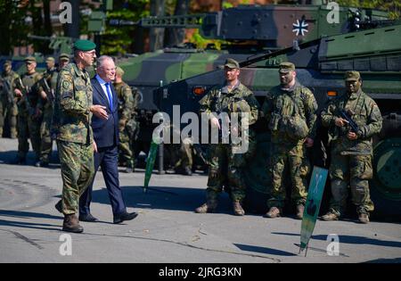 Munster, Allemagne. 24th août 2022. Stephan Weil (SPD, m), ministre-président de la Basse-Saxe, s'entretient avec Lutz Kuhn (l), commandant de brigade de la brigade d'entraînement de chars 9, et d'autres soldats de la Bundeswehr. Le ministre-président s'entretient avec le commandant de la brigade Lutz Kuhn et les soldats au sujet de la situation actuelle de la brigade. Credit: Philipp Schulze/dpa/Alamy Live News Banque D'Images