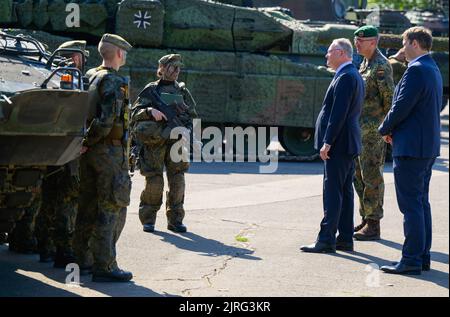 Munster, Allemagne. 24th août 2022. Stephan Weil (SPD, 3rd à partir de la droite), Ministre Président de la Basse-Saxe, s'entretient avec Lutz Kuhn (2nd à partir de la droite), commandant de brigade de Panzer Lehrbrigade 9 et d'autres soldats de la Bundeswehr. Le ministre-président s'entretient avec le commandant de la brigade Lutz Kuhn et les soldats au sujet de la situation actuelle de la brigade. Credit: Philipp Schulze/dpa/Alamy Live News Banque D'Images