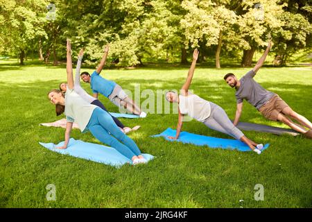 groupe de personnes faisant du yoga au parc d'été Banque D'Images