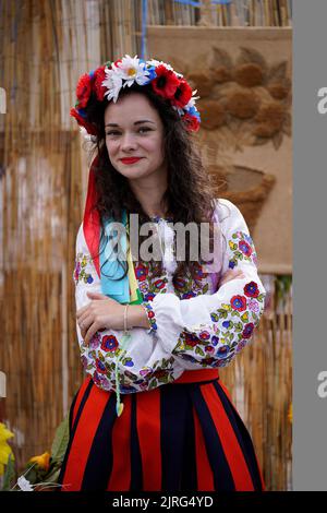 Anastasiia Sakhnenko de Kiev célébrant le jour de l'indépendance de l'Ukraine, à l'extérieur de l'hôtel de ville de Belfast. Date de la photo: Mercredi 24 août 2022. Banque D'Images