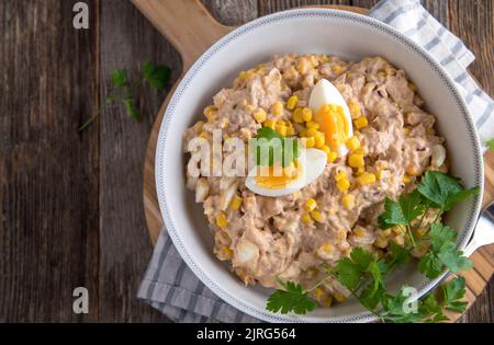 Salade de thon avec mayonnaise, œufs durs, oignons et maïs Banque D'Images