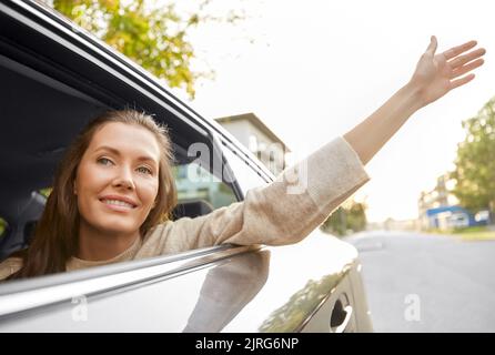 une femme souriante ou une femme en voiture Banque D'Images