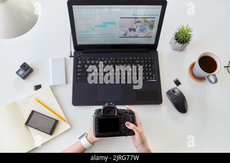 femme avec caméra et éditeur vidéo sur ordinateur portable Banque D'Images