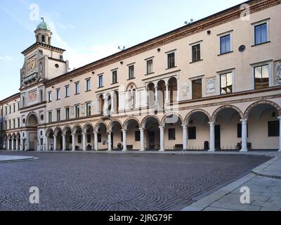 Hôtel de ville sur la place du Dôme en Crema, province de Cremona, Lombardie, Italie Banque D'Images