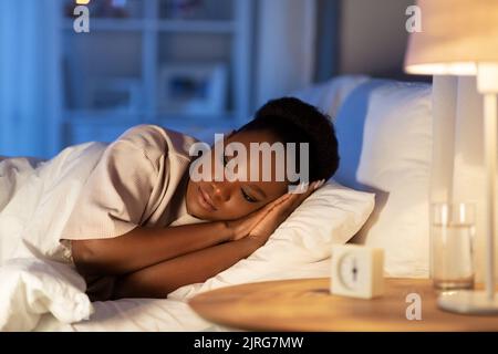 femme africaine sans sommeil couché au lit la nuit Banque D'Images