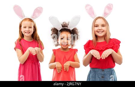 des filles heureuses portant des bandeaux pour les oreilles de lapin de pâques Banque D'Images