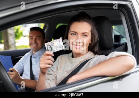 instructeur de conduite de voiture et conducteur avec permis Banque D'Images