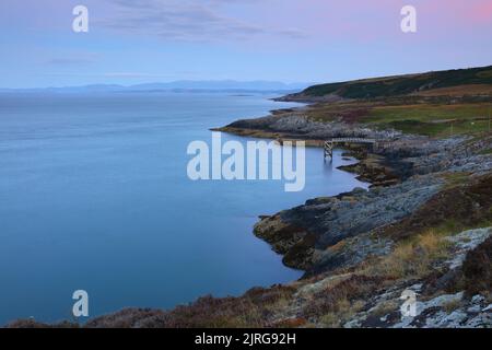 Vue de point Lynas en direction de Snowdonia. Anglesey, pays de Galles du Nord, Royaume-Uni. Banque D'Images