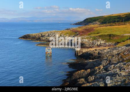 Vue de point Lynas en direction de Snowdonia. Anglesey, pays de Galles du Nord, Royaume-Uni. Banque D'Images