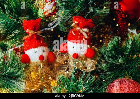 Arbre de Noël artificiel vert décoré de deux beaux bonhommes de neige et d'autres jouets. Décoration de maison pour des vacances en famille Banque D'Images