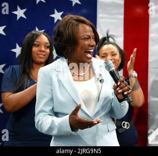 Orlando, États-Unis. 24th août 2022. Val Demings, candidate démocrate au Sénat des États-Unis, prononce une allocution à son parti de nuit électorale au Camping World Stadium d'Orlando, en Floride, le mardi 23 août 2022. Demings a gagné sa primaire et affrontera le sénateur Marco Rubio en novembre. (Photo de Joe Burbank/Orlando Sentinel/TNS/Sipa USA) crédit: SIPA USA/Alay Live News Banque D'Images