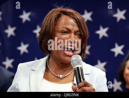 Orlando, États-Unis. 24th août 2022. Val Demings, candidate démocrate au Sénat des États-Unis, prononce une allocution à son parti de nuit électorale au Camping World Stadium d'Orlando, en Floride, le mardi 23 août 2022. Demings a gagné sa primaire et affrontera le sénateur Marco Rubio en novembre. (Photo de Joe Burbank/Orlando Sentinel/TNS/Sipa USA) crédit: SIPA USA/Alay Live News Banque D'Images