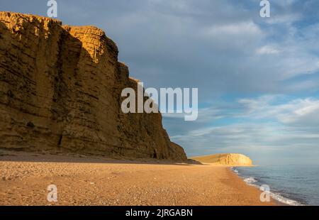 Vue de Bridport Beach sur la côte jurassique vers Burton Freshwater à Dorset, Angleterre, Royaume-Uni Banque D'Images