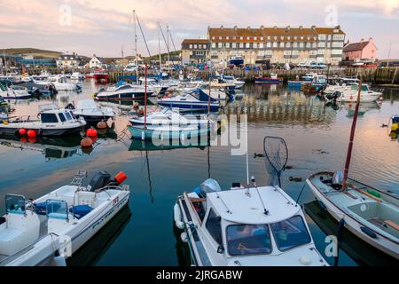 Bateaux sur le port de Bridport, West Bay, Dorset, Angleterre, Royaume-Uni Banque D'Images
