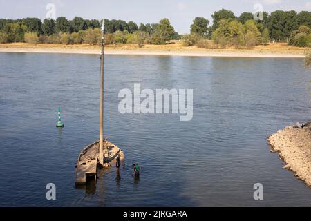 Navire en contrebas apparaissant au-dessus de l'eau au Rhin en Allemagne près de Neuss, en raison du niveau d'eau bas Banque D'Images