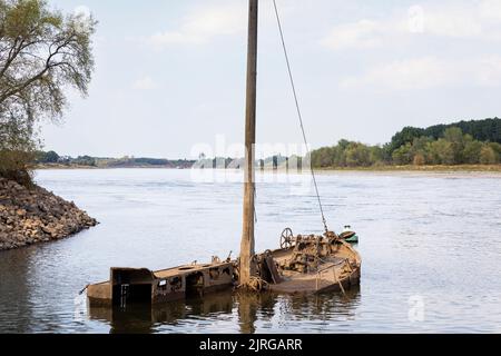 Navire en contrebas apparaissant au-dessus de l'eau au Rhin en Allemagne près de Neuss, en raison du niveau d'eau bas Banque D'Images