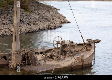 Navire en contrebas apparaissant au-dessus de l'eau au Rhin en Allemagne près de Neuss, en raison du niveau d'eau bas Banque D'Images