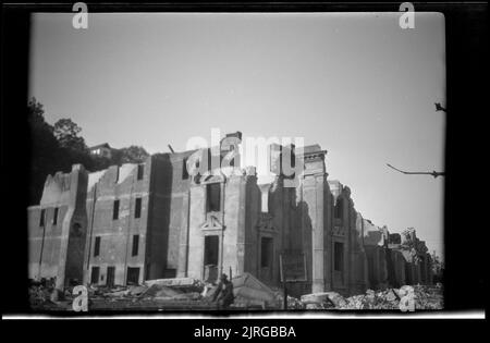 Napier in Ruins - Théâtre municipal, 1931, Hawke's Bay, par Fred Brockett. Banque D'Images