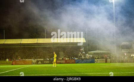 Marek Rodak de Fulham est enveloppé de fumée après que Crawley ait marqué leur deuxième but pendant le match de la coupe EFL Carabao Round Two entre Crawley Town et Fulham au stade Broadfield , Crawley , Royaume-Uni - 23rd août 2022 usage éditorial seulement. Pas de merchandising. Pour les images de football, les restrictions FA et Premier League s'appliquent inc. Aucune utilisation Internet/mobile sans licence FAPL - pour plus de détails, contactez football Dataco Banque D'Images