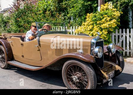 Un couple d'âge moyen dans Une voiture d'époque, FairwARP Village, East Sussex, Royaume-Uni. Banque D'Images